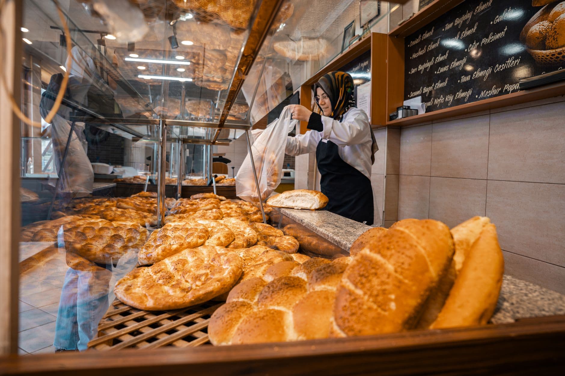 Medewerker achter de toonbank van een bakkerij